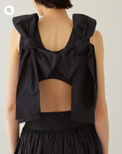 画像をギャラリービューアに読み込む, KANAKO TAMURA Back Ribbon Taffeta Blouse(Navy)